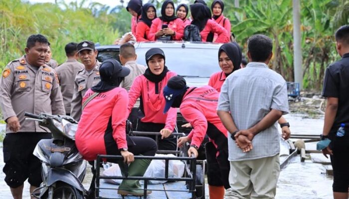 Ketua Bhayangkari Bantu Warga Lingkungan Ponpes Terdampak Banjir