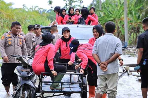 KAPOLSEK Rundeng, Iptu Fajar Harapan Tumangger (kiri) dan sejumlah personel bersama Ketua dan Ibu-Ibu Bhayangkari Polres Subulussalam akan menyalurkan bantuan. Waspada/Ist