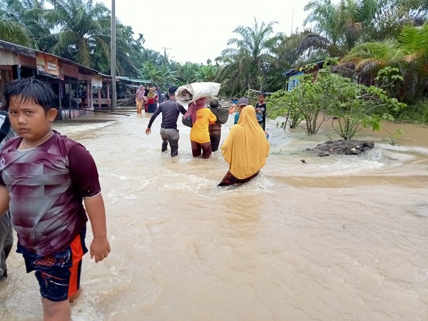 SITUASI banjir di Kecamatan Rundeng, Kota Subulussalam, Senin (8/11), Waspada/Ist