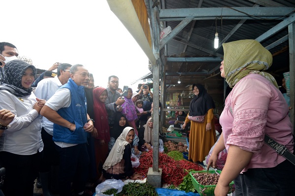 Menteri Perdagangan RI Dr. (HC) Zulkifli Hasan saat lakukan kunjungan ke Pasar Tradisional Panyabungan bersama rombongan. Waspada/Ali Anhar Harahap
