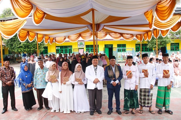 Bupati Sergai H. Darma Wijaya menghadiri undangan penutupan Intensif Tahfidzul Quran Angkatan Pertama yang diikuti oleh 77 Hafiz dan Hafizah MAN. Waspada/ist