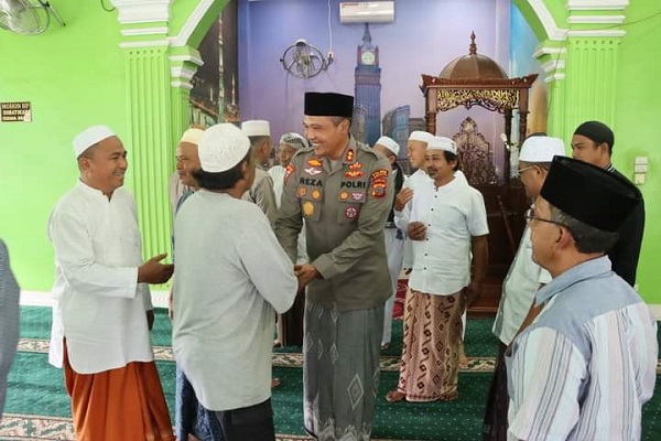 Kapolres Madina Kumandangkan Azan Kapolres Madina Kumandangkan Azan
