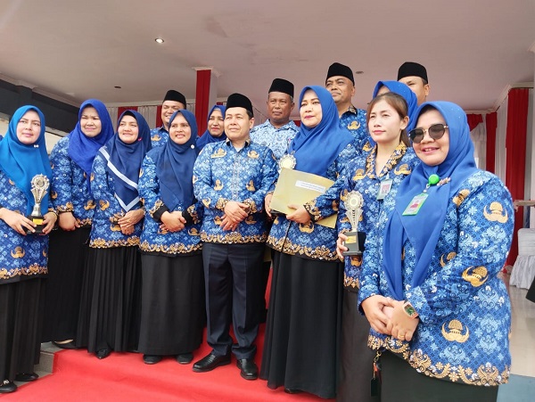 Dinkes Agara Serahkan Penghargaan Nakes Berprestasi Dinkes Agara Serahkan Penghargaan Nakes Berprestasi