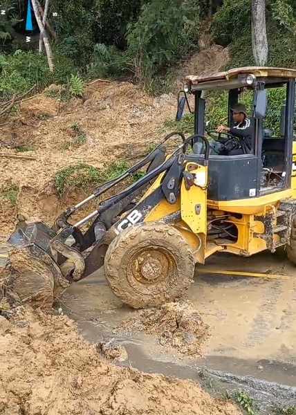 2 Jalur Penghubung Sidempuan-Medan Longsor 2 Jalur Penghubung Sidempuan-Medan Longsor