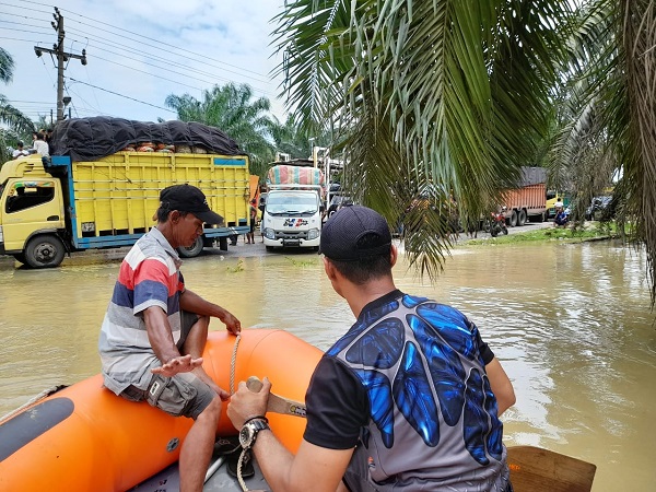 Tim SAR Berhasil Evakuasi<br>Jenazah Terjebak Banjir Di Jalinsum Seumadam Tim SAR Berhasil Evakuasi<br>Jenazah Terjebak Banjir Di Jalinsum Seumadam