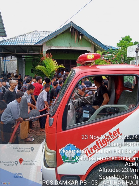 Rumah Pimpinan Ponpes Darussalam Ludes Terbakar Rumah Pimpinan Ponpes Darussalam Ludes Terbakar