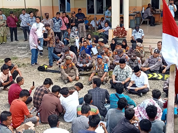 Masyarakat Minta DPRD Pertegas Siapa Bupati Palas Masyarakat Minta DPRD Pertegas Siapa Bupati Palas
