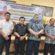 Sekretaris DPRK Aceh Tenggara, M. Hatta Desky nomor dua sebelah kanan seusai acara foto bersama. Waspada/Seh Muhammad Amin