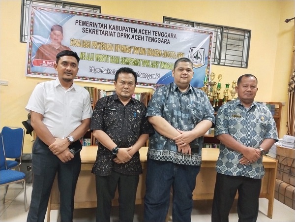 Sekretaris DPRK Aceh Tenggara, M. Hatta Desky nomor dua sebelah kanan seusai acara foto bersama. Waspada/Seh Muhammad Amin