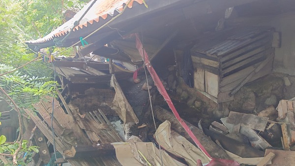 Dua rumah di Gang Air Bersih Kelurahan Sitamian Baru rusak total akibat terjangan material longsor. (Waspada/Sukri Falah Harahap)