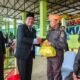 Wali Kota Padang Sidempuan Irsan Efendi Nasution memberikan tali asih kepada salah seorang veteran usai upacara Hari Pahlawan di Stadion HM Nurdin, Padang Sidempuan, Kamis (10/11). Waspada/ist.