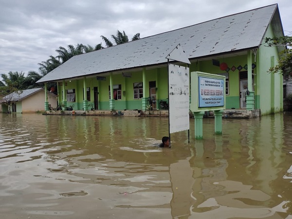 TERENDAM BANJIR: Banjir merendam gedung sekolah di sejumlah dalam Kabupaten Aceh Timur, seperti terlihat di SDN Beusa Seberang, Peureulak Barat, Kamis (10/11). Waspada/M Ishak