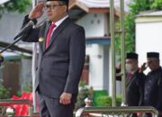 BUPATI Batubara Ir.H.Zahir, M.AP sebagai pemimpin upacara peringatan Hari Pahlawan tahun 2022 di lapangan Limapuluh yang dirangkaikan dengan pemberian paket sembako secara simbolis kepada veteran. Waspada/Iwan Has