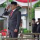 BUPATI Batubara Ir.H.Zahir, M.AP sebagai pemimpin upacara peringatan Hari Pahlawan tahun 2022 di lapangan Limapuluh yang dirangkaikan dengan pemberian paket sembako secara simbolis kepada veteran. Waspada/Iwan Has
