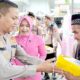 Kapolres Pidie AKBP Padli didampingi Ketua Bhayangkari Cabang Kab. Pidie Ny Yayuk Padli menyerahkan bantuan Sembako kepada warga terdampak gangguan gajah liar di Kemukiman Keumala Dalam, Kecamatan Keumala, Kabupaten Pidie, Selasa (1/11). Waspada.id/Muhammad Riza