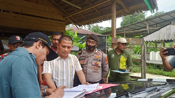 Tim jurusita PN Blangpidie, melakukan pengukuran ulang atau pencocokan, di objek tanah kawasan Dusun Sejahtera, Desa Pante Geulumpang, Kecamatan Tangan-Tangan. Kamis (10/11). Waspada/Syafrizal