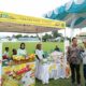 Kadisnaker Perindag Kota Binjai (baju batik) berbincang dengan distributor disela meninjau pasar murah. (Waspada/Ria Hamdani)
