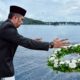 Pj. Wali Kota Sabang, Reza Pahlevi menabur bunga ke laut dalam rangka memperingati Hari Pahlawan. (Waspada/T.Zakaria)