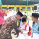 Kepala SMAN 4 Langsa, Salamuddin MPd, saat menyantuni sejumlah anak yatim dalam peringatan maulid Nabi Muhammad, di sekolah setempat, Kamis (10/11). Waspada/Rapian