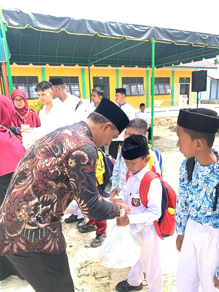 Kepala SMAN 4 Langsa, Salamuddin MPd, saat menyantuni sejumlah anak yatim dalam peringatan maulid Nabi Muhammad, di sekolah setempat, Kamis (10/11). Waspada/Rapian