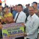 Bupati dan Wabup Simalungun Radiapoh Hasiholan Sinaga dan H.Zonny Waldi saat menyerahkan uang pembinaan kepada Jeka Saragih sebesar Rp.75.000.000.(Waspada/Hasuna Damanik).