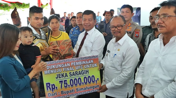 Bupati dan Wabup Simalungun Radiapoh Hasiholan Sinaga dan H.Zonny Waldi saat menyerahkan uang pembinaan kepada Jeka Saragih sebesar Rp.75.000.000.(Waspada/Hasuna Damanik).