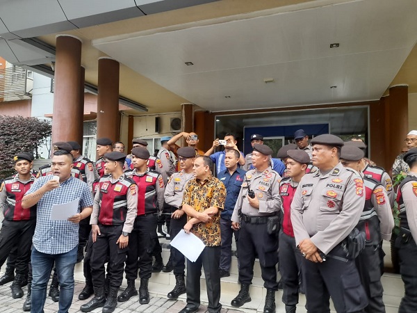 Aksi tuntuan pencopotan Kadis Kesehatan Aceh dr Hanif. Waspada/Kia