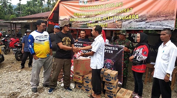 YNCI Regional Sumbagut bersama YNCI Aceh Tenggara serahkan bantuan kepada korban banjir bandang. Waspada/Seh Muhammad Amin