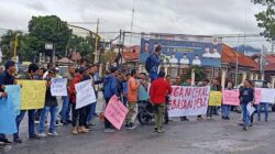 Wartawan Aceh Tengah dan Bener Meriah melakukan aksi demo di Mapolres Aceh Tengah menuntut agar kasus pengancaman wartawan diusut sampai tuntas. (Waspada/Bahtiar Gayo)