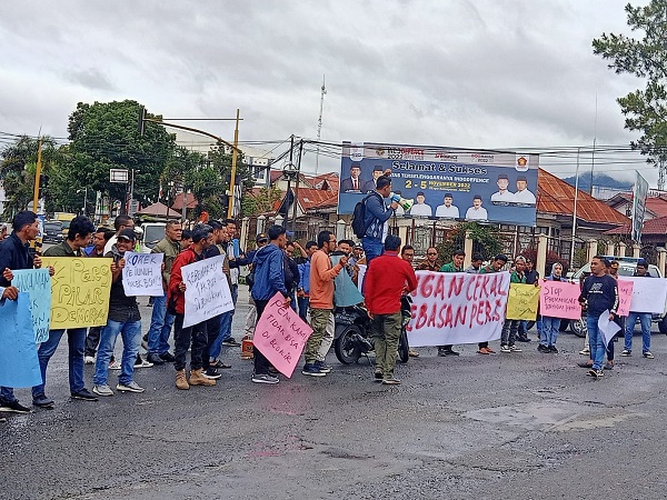 Wartawan Aceh Tengah dan Bener Meriah melakukan aksi demo di Mapolres Aceh Tengah menuntut agar kasus pengancaman wartawan diusut sampai tuntas. (Waspada/Bahtiar Gayo)