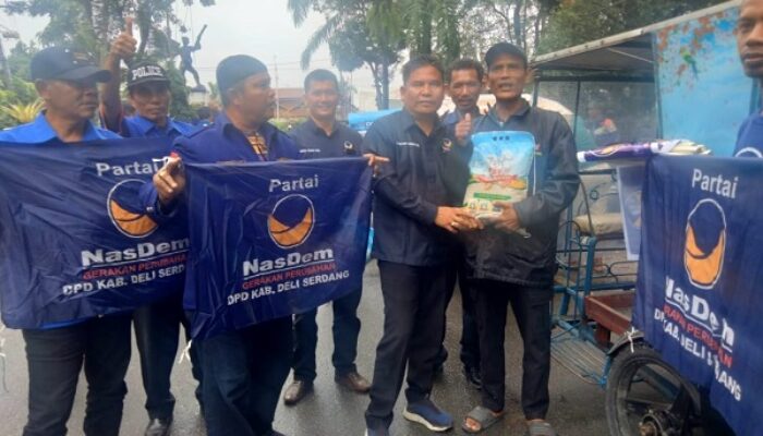 HUT Ke-11, DPD Partai NasDem DS Bagi Beras Kepada Tukang Becak