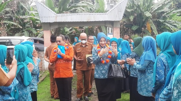 Ketua TP PKK Madina Eli Mahrani Jakfar Sukhairi Nasution, Ketua Tim Evaluasi TP PKK Sumut M Nirman Subkhan Nasution dan empat personel tim lainnya termasuk Joni Siagian (pakai masker), sebelum kegiatan evaluasi. Waspada.id/Irham Hagabean Nasution