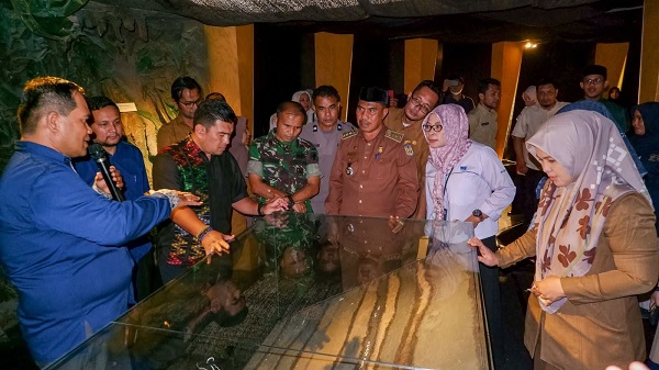 Para pengunjung sedang mendengarkan dengan serius penjelasan mengenai rekam jejak 11 kali bencana tsunami melanda Aceh yang dipamerkan di Museum Tsunami. (Waspada.id/Ist)