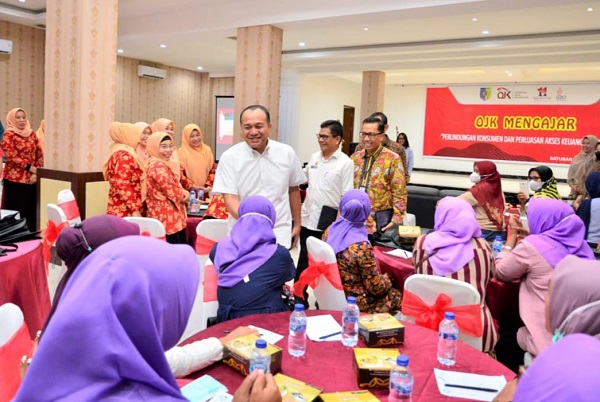 BUPATI Batubara Ir. H. Zahir, M.AP pada sosialisasi perlindungan konsumen dan perluasan akses keuangan daerah di Aula Singapore Land, Kecamatan Sei Balai.Waspada/Iwan Has