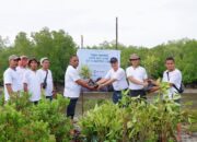 PT Indotruck Utama Tanam 2000 Mangrove