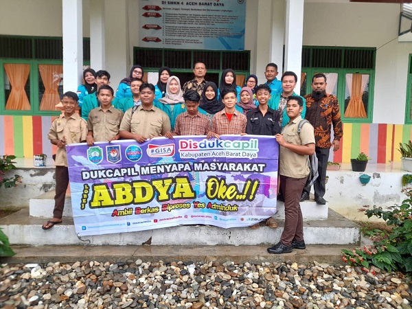 Para mahasiswa yang tergabung dalam program MSIB pada Disdukcapil Abdya, ikut serta menerapkan inovasi kelengkapan Adminduk kepada masyarakat. Foto direkam Jumat (11/11). Waspada/Syafrizal