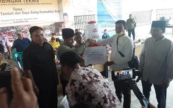 Anggota Komisi IV DPR RI, HM.Salim Fakhry.SE.MM ketika berkunjung ke Kecamatan Leuser mendampingi Pj.Bupati Syakir menyerahkan alat pertanian pada Petani, beberapa pekan lalu. (Waspada/Ali Amran)