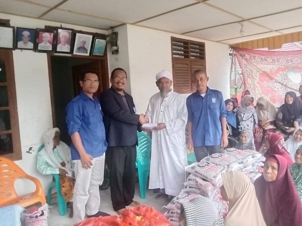 Ketua DPD Partai Nasdem Palas Imran Saleh Siregar, ST memberikan santunan berupa sembako kepada orangtua jompo di pondok parsulukan Darul Falah, Lingkungan IV Pasar Sibuhuan. (Waspada/Idaham Butar Butar/B)