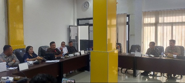 Komisi B DPRD Labura dan PT.Socfindo Aek Loba dalam forum Rapat Dengar Pendapat (RDP) di ruang Bamus gedung dewan, terkait banjir di Aek Kanopan, Jum'at (11/11) (Waspada/Ilyas Munthe)