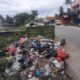 Bak sampah tak mampu lagi menampung sehingga sampah berserakan di Jalan Lintas Timur, Panyabungan, Senin (14/11) sekira pukul 10.45. Waspada.id/Irham Hagabean Nasution