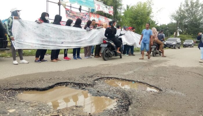 Warga ‘Kota Minyak’ Demo Tagih Janji Plt Bupati Langkat Perbaiki Jalan Rusak