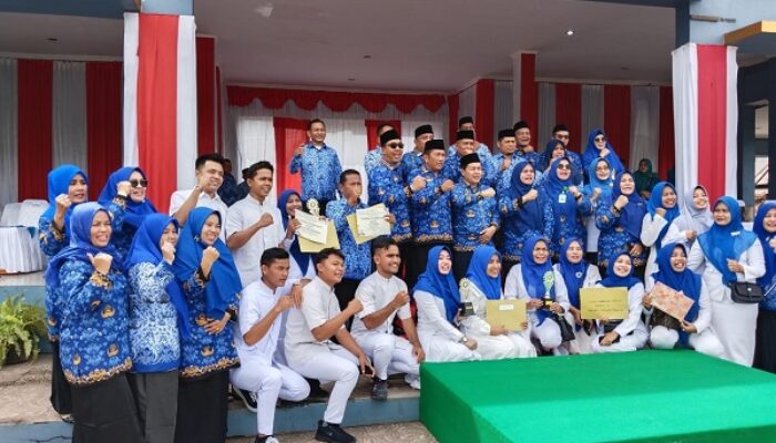Dinkes Agara Serahkan Penghargaan Nakes Berprestasi