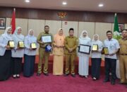 5 Nakes Puskesmas Langsa Barat Terima Penghargaan Nakes Teladan