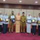 Lima nakes Puskesmas Langsa Barat saat menerima penghargaan sebagai Tenaga Kesehatan Teladan tingkat Provinsi Aceh dari Dinas Kesehatan Provinsi Aceh pada peringatan Hari Kesehatan Nasional (HKN) ke-58 tahun 2022 di halaman Pendopo Gubernur Aceh, Banda Aceh, Senin (14/11). Waspada/ist