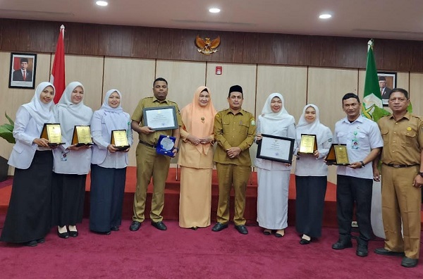 Lima nakes Puskesmas Langsa Barat saat menerima penghargaan sebagai Tenaga Kesehatan Teladan tingkat Provinsi Aceh dari Dinas Kesehatan Provinsi Aceh pada peringatan Hari Kesehatan Nasional (HKN) ke-58 tahun 2022 di halaman Pendopo Gubernur Aceh, Banda Aceh, Senin (14/11). Waspada/ist
