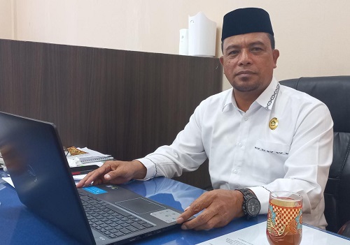 KASI PHU Kankemenag Aceh Timur, H Muzakkir, di ruang kerjanya. Waspada/M. Ishak