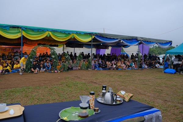 Tampak ribuan peserta memeriahkan Sufi Coffee Festival di Dayah Sufi Muda.Waspada/Sumarsono