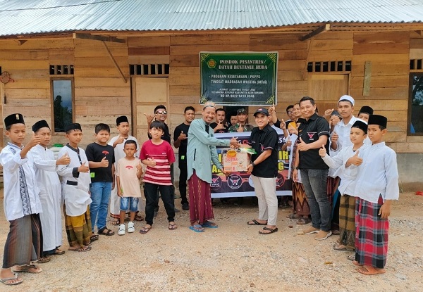 TKCI salurkan bantuan bagi warga terdampak banjir yaitu di Dayah Bustanul Huda, Kampung Tangis Lama,Kec Seruway, Kab Aceh Tamiang. (Waspada/Yusri).