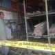Marzuki, 52, penjaga gudang perancah (scaffolding) warga Gampong Mee, Kecamatan Aron memperlihatkan sisa pipa perancah yang hilang akibat aksi pencurian. (Waspada/ist)