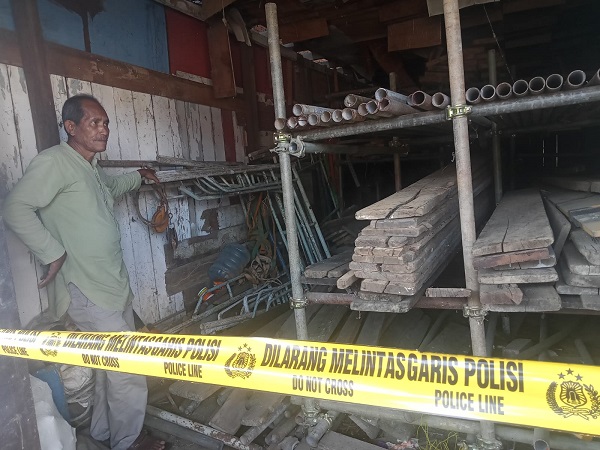 Marzuki, 52, penjaga gudang perancah (scaffolding) warga Gampong Mee, Kecamatan Aron memperlihatkan sisa pipa perancah yang hilang akibat aksi pencurian. (Waspada/ist)